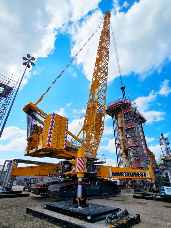 Northwest Crane Service uses teh Liebherr LR 1600/2-W for a heavy lift application at a plant turnaround.